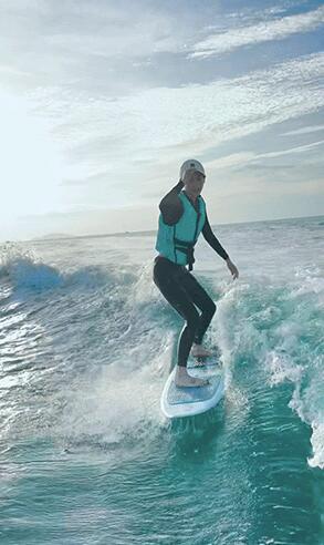 angelababy分享海上冲浪vlog 姿势专业又美又飒