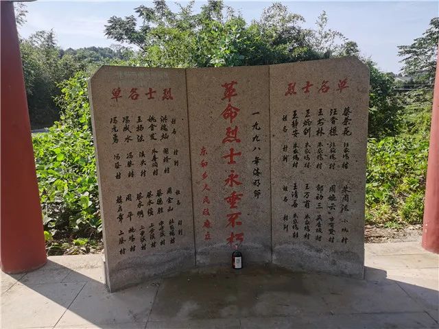 可恶!诸暨这个地方的烈士纪念碑,竟被人印上"小广告"!