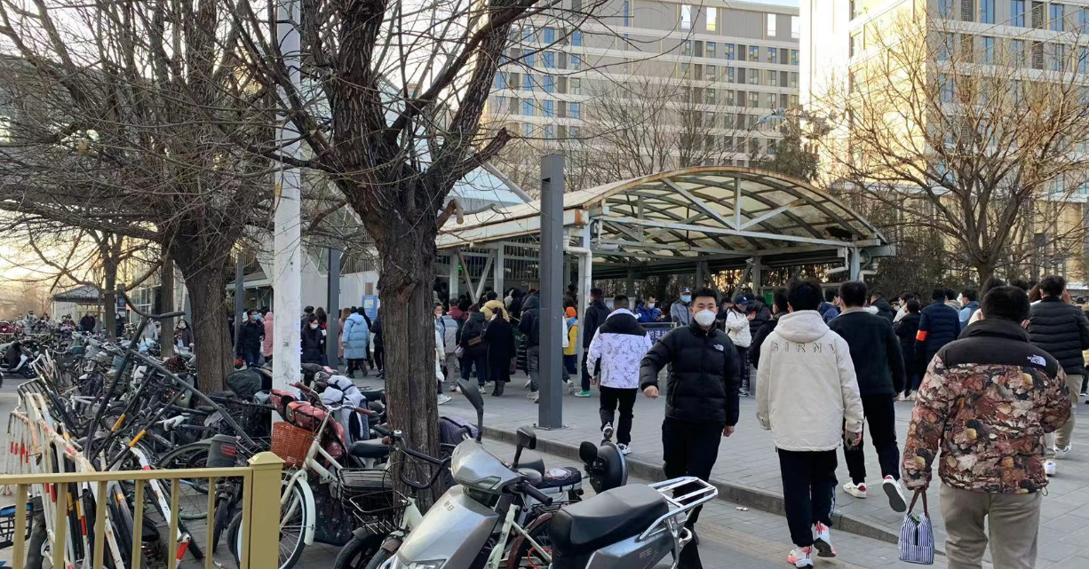 排队超百米,等待十多分钟,早高峰沙河地铁站进站为何这么难