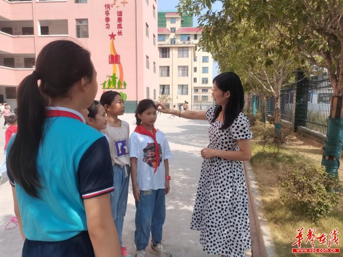 新东小学老师照片图片