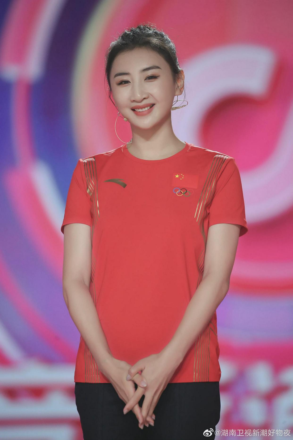 本周二晚会上的蹦床公主@何雯娜 一如既往的恬美温婉