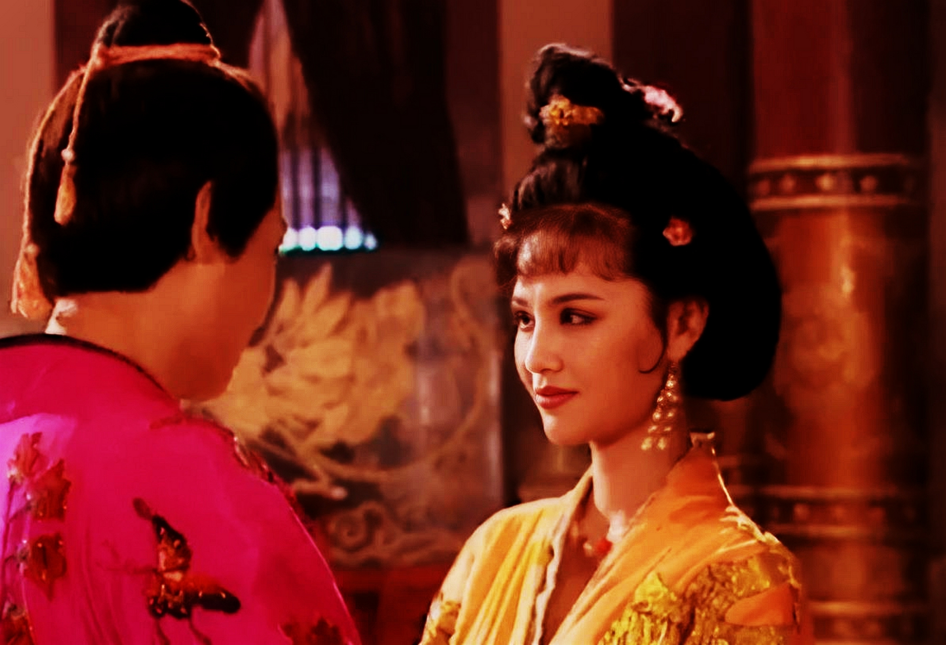 晚上,张昌宗趁着武则天睡得好,上官婉儿静静地深情拥抱:"我好想你!