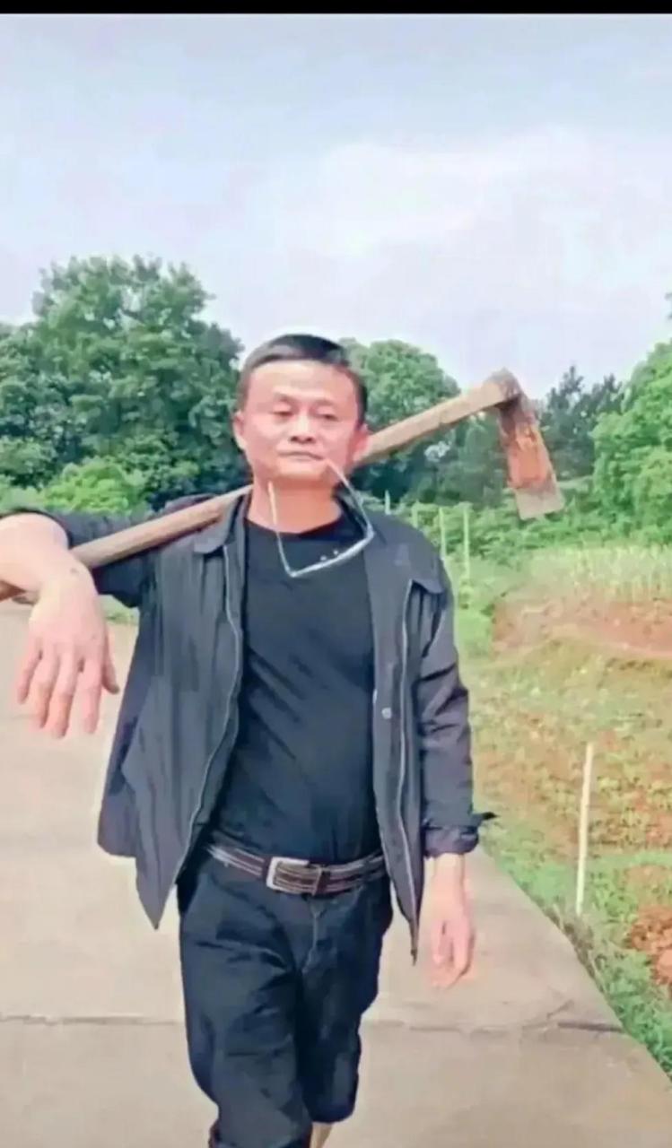 近日马云扛着锄头到地里干活,他要多低调有多低调,他身价万亿,可能想