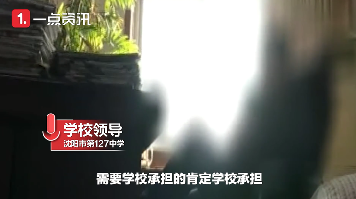 妈妈在孩子学校内挨揍,班主任老公动的手!原因更气人