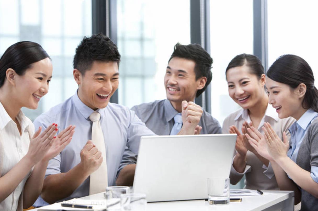 因为他们总爱充当鼓掌者角色