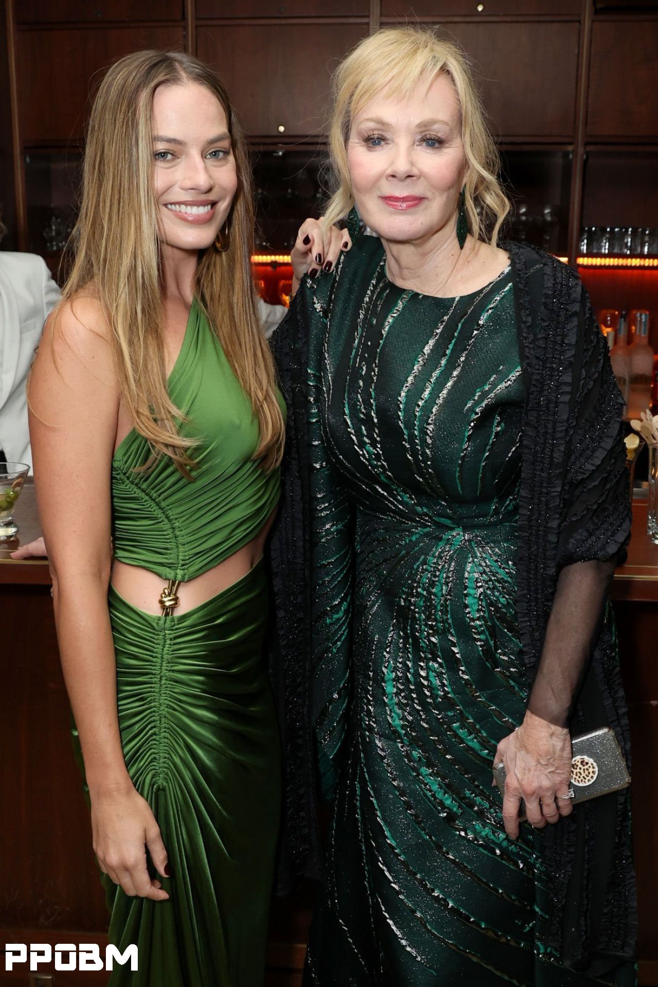 玛格特·罗比 在奥斯卡理事会奖上炫耀她的腹肌