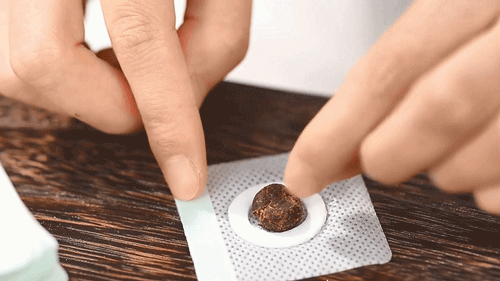 的黄气,肝斑,都会慢慢消失,气色也越来越红润年轻~ 只需睡前贴一粒,整