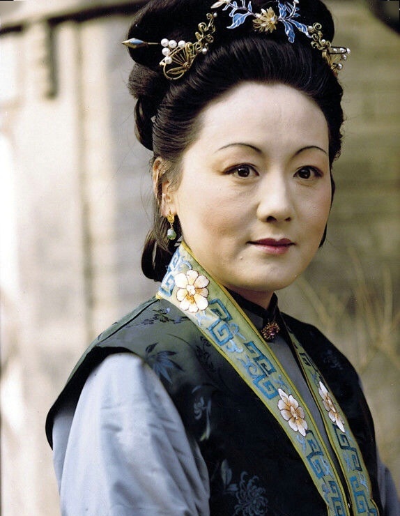 她是周瑞家的扮演者,不但是戏里的"管家",还是剧组的"管家"