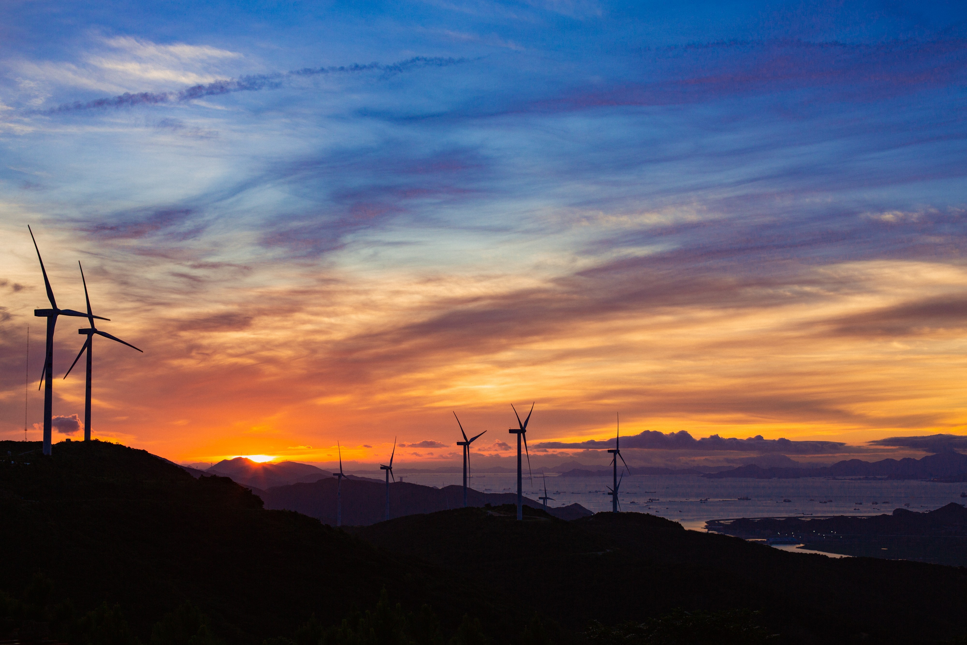 浙江宁波:晨曦映照风车