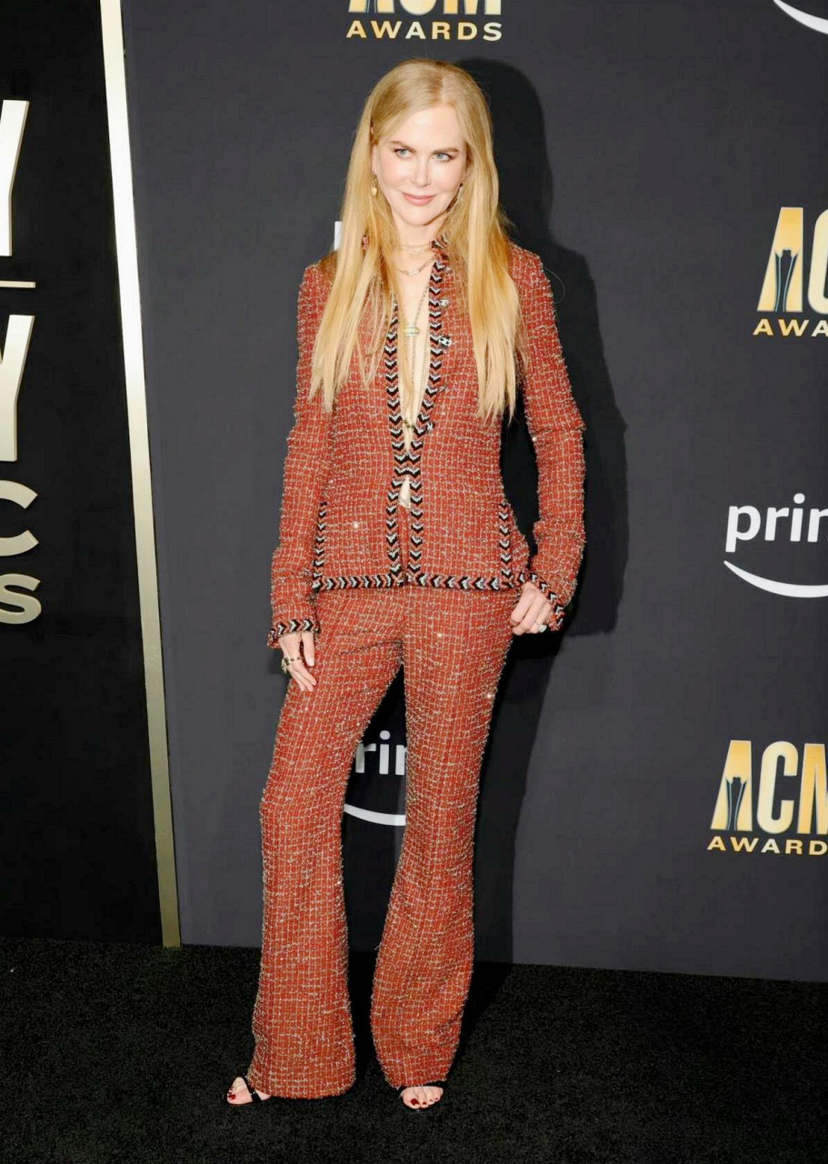 妮可·基德曼和她的丈夫keithurban出席了第58届acm乡村音乐学院奖.