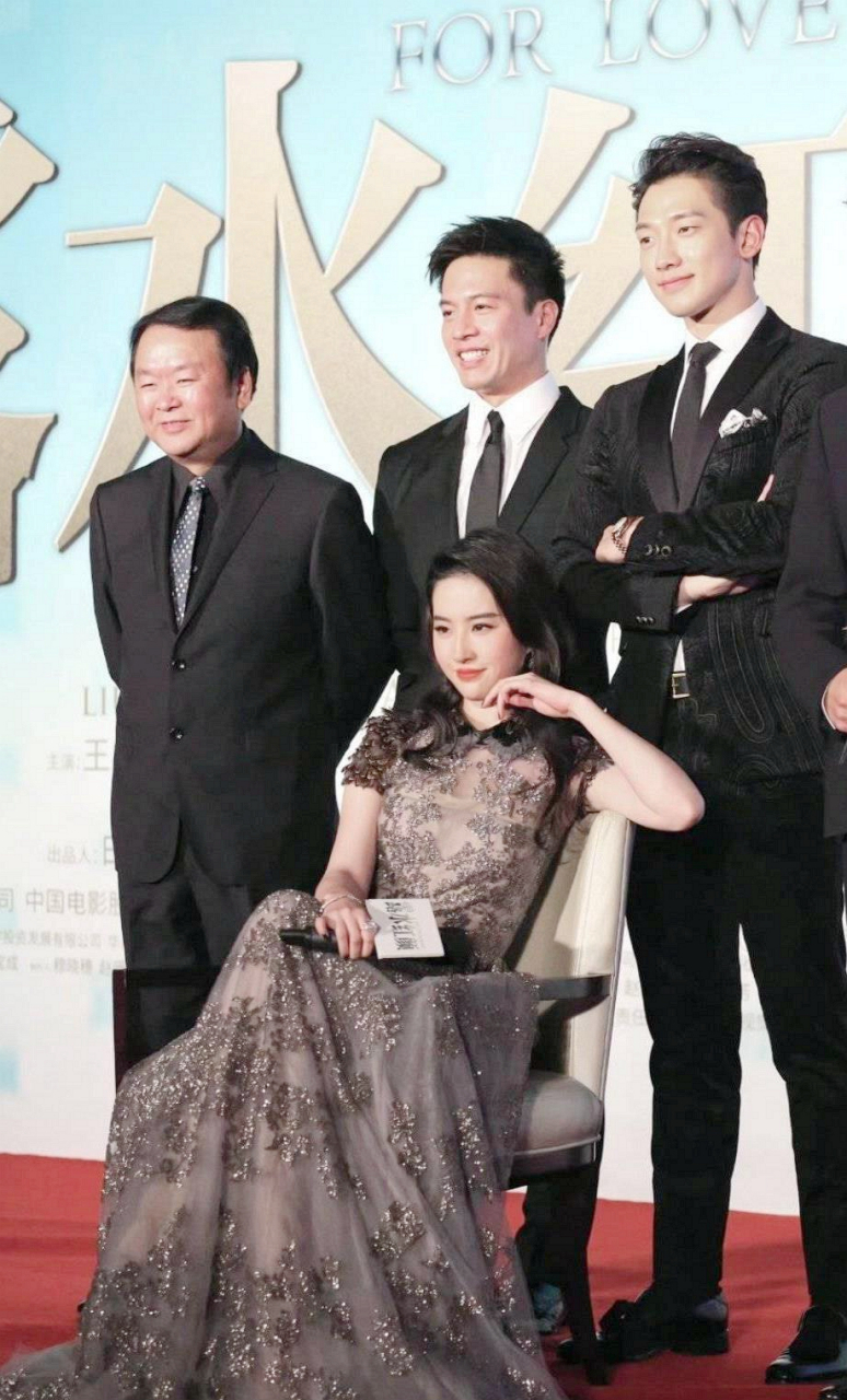 这让我想起了一首歌. 的确,此时用来形容刘亦菲.