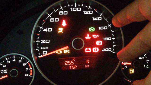 电动汽车充电,仪表上有个红色的插头的灯一直闪,怎么回事?