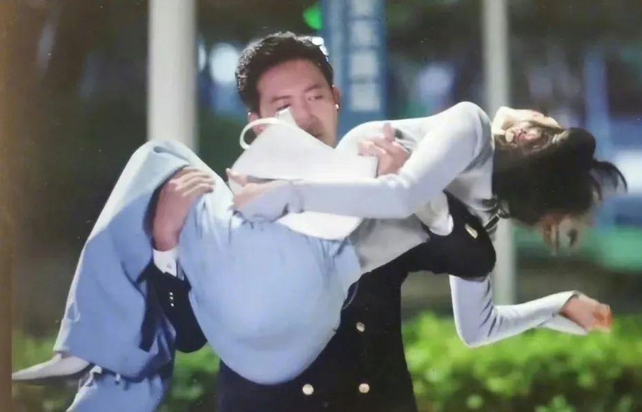 44岁秦岚被公主抱,完美展示好身材,"蜜桃臀"成为新审美标准