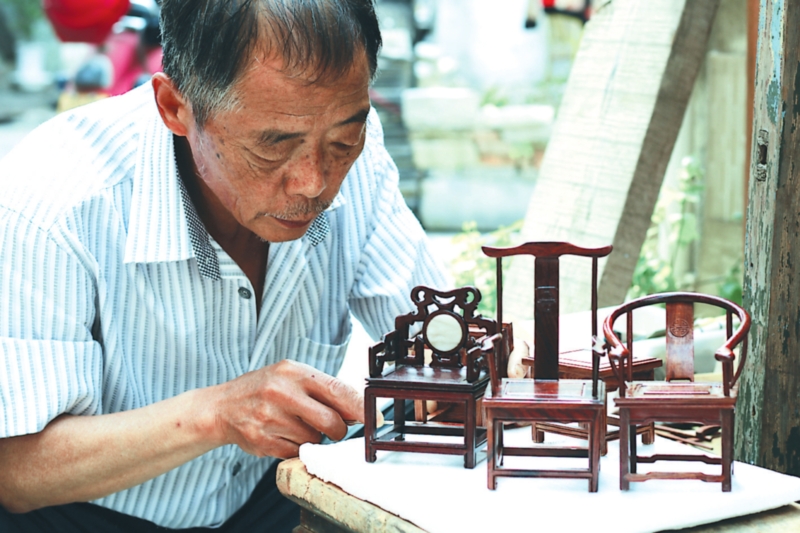 痴迷古代厅堂文化 老司机化身"小木匠"