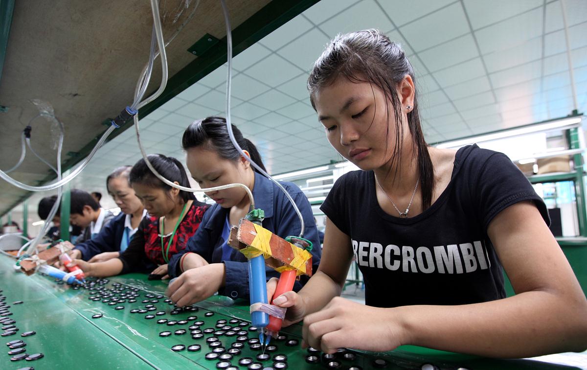 18岁的女生要选择上班还是读书?