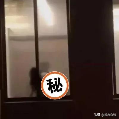 广东某校一对情侣在厕所嘿咻,窗外数百人围观!