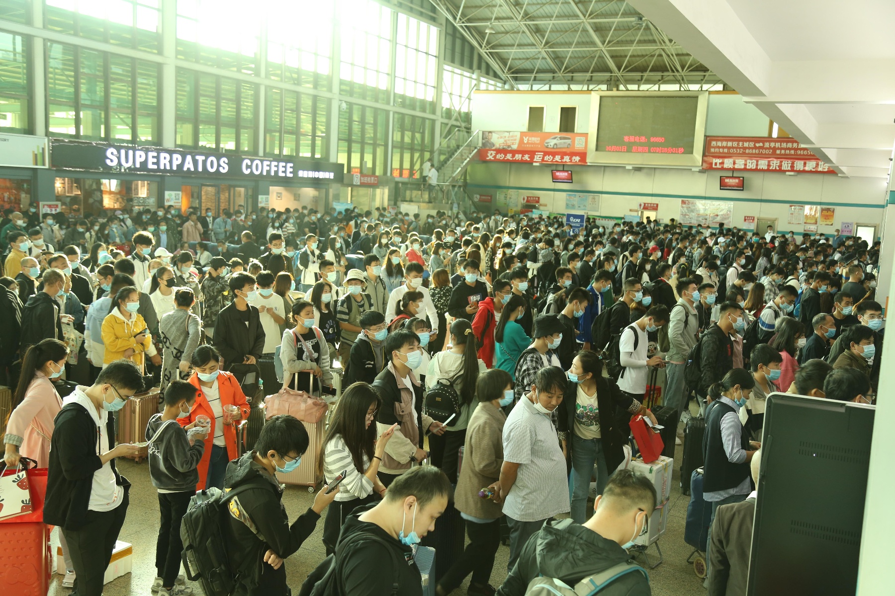 国庆首日,交运集团西海岸汽车东站现客流高峰