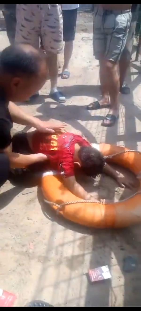 男孩落水漂浮数百米,他见状跳入3米深水渠