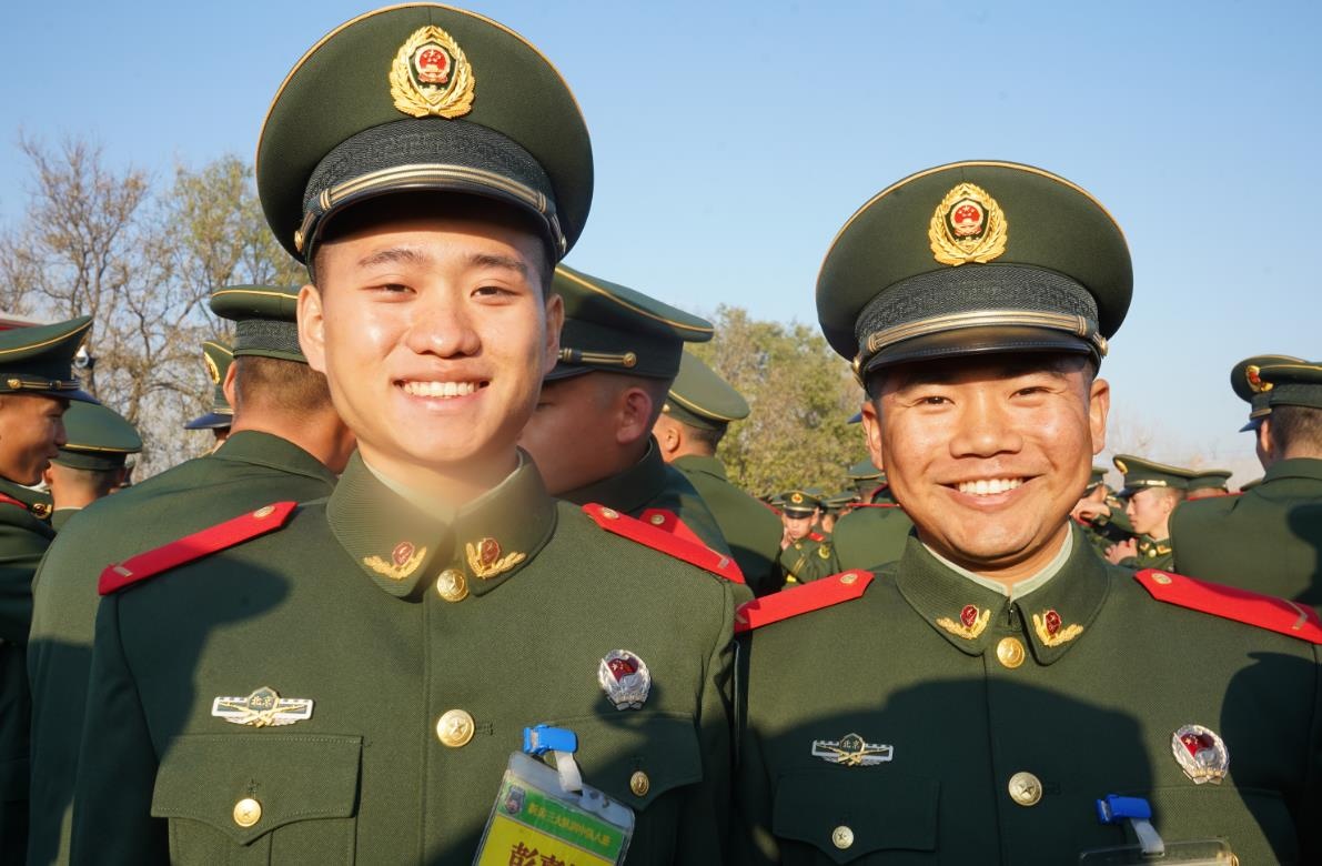 给青春承诺,武警新兵参加军营"成人礼"