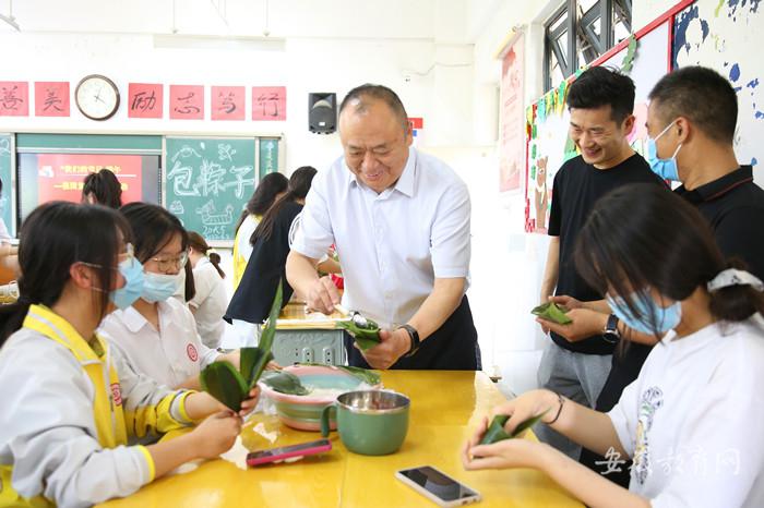 亳州幼兒師範學校師生同過端午節現場動手包粽子