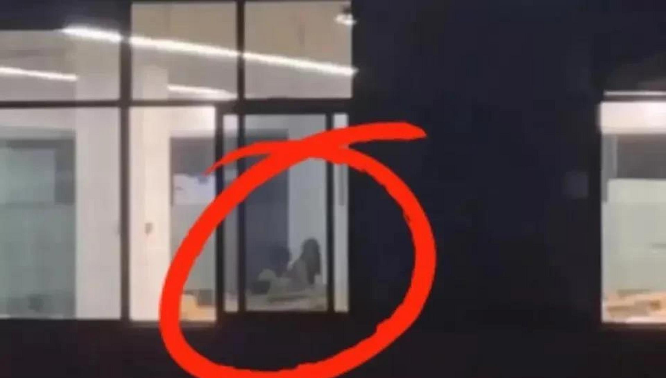 四川传媒半夜惊现大瓜,一男一女在教室开着灯做不可描述的事情,被全校