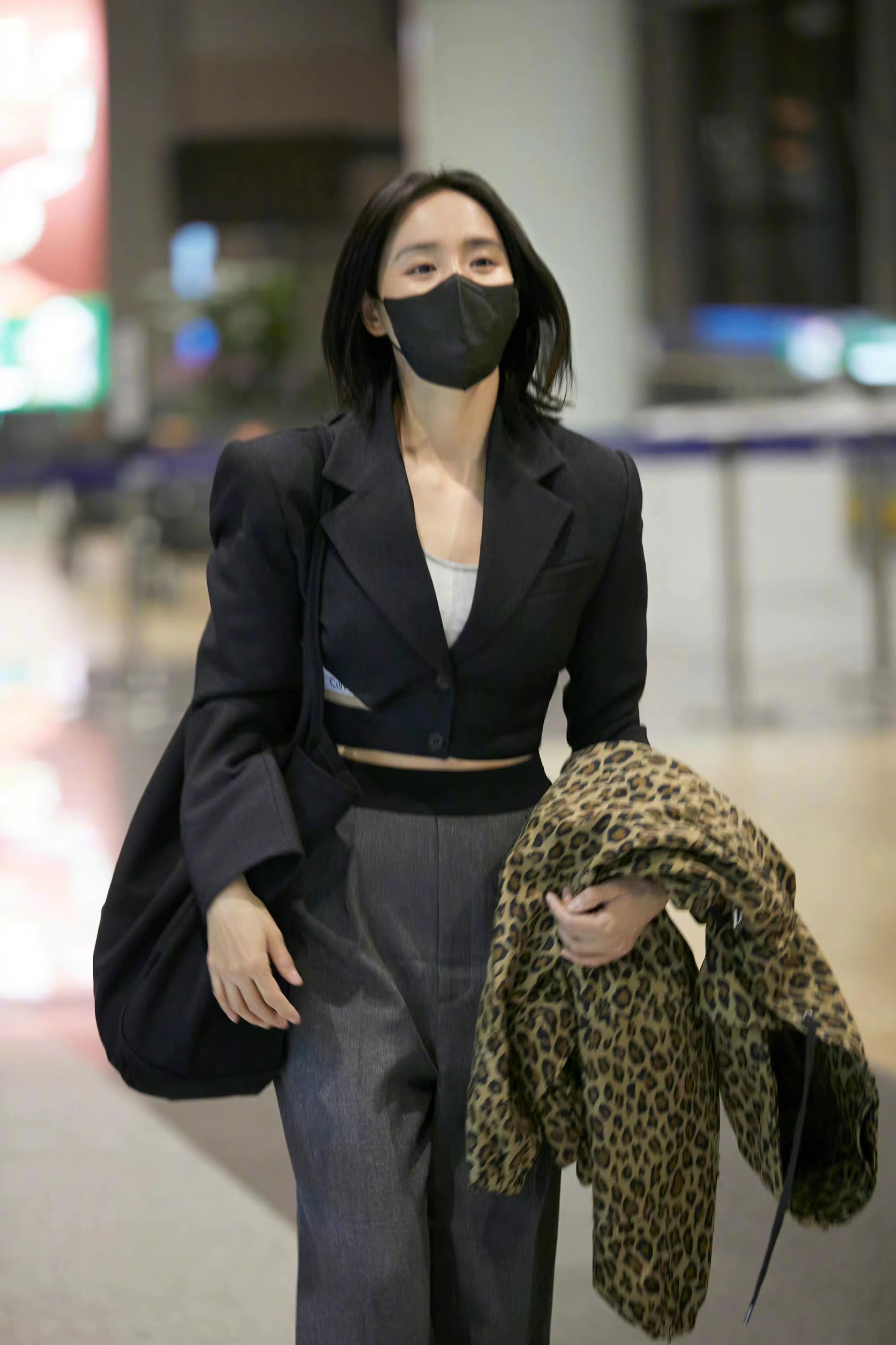 40岁王智现身机场,黑色短款西装搭配阔腿裤,又飒又美气质真好!