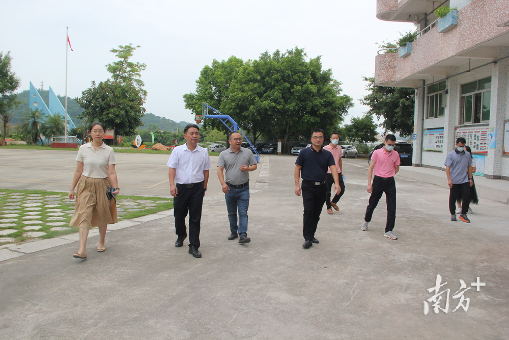 梁福慧到各校检查指导开学和校园疫情防控工作