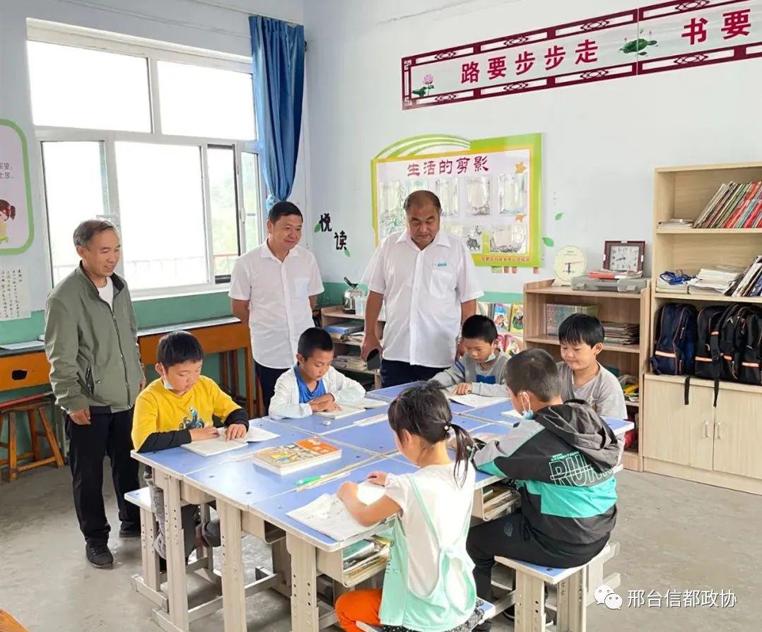 区政协常委,追光教育集团董事长梁宏志到白岸乡许家村小学慰问教师