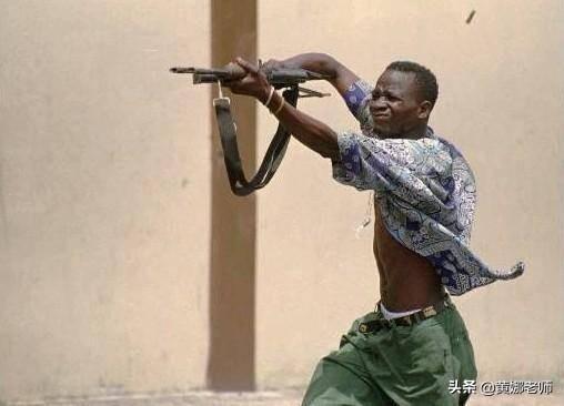 非洲黑人特有的射击姿势,令人十分迷惑