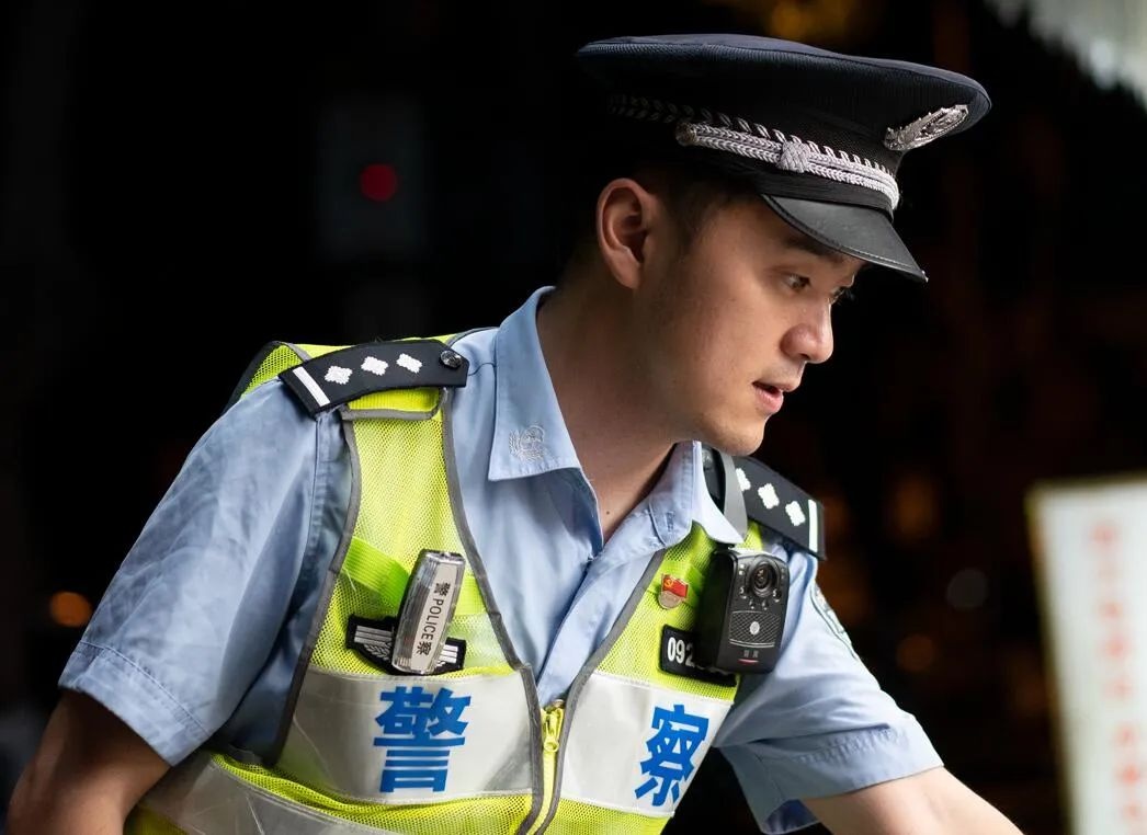 这个警察蜀黍有点暖!