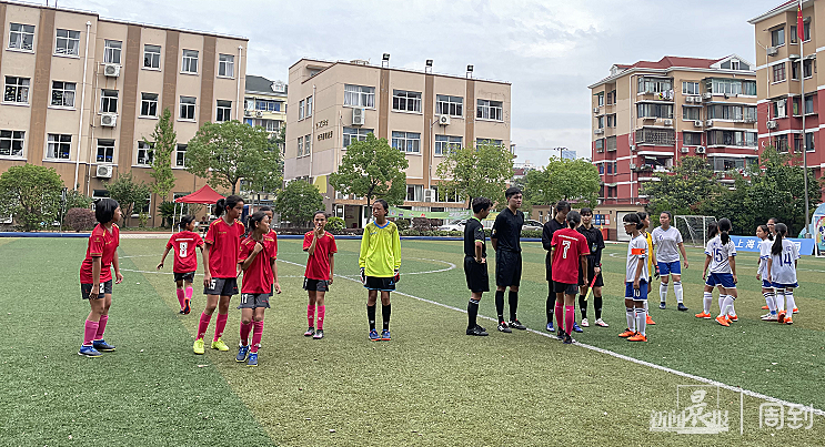 中国女足获胜,新闵学校的女足队员们热泪盈眶!