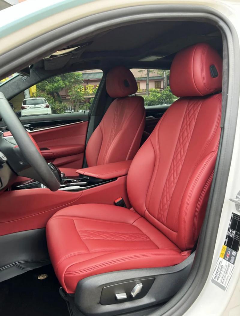 波尔多红内饰采用了极为奢华的材料,如波尔多红 nappa 真皮和软性材质
