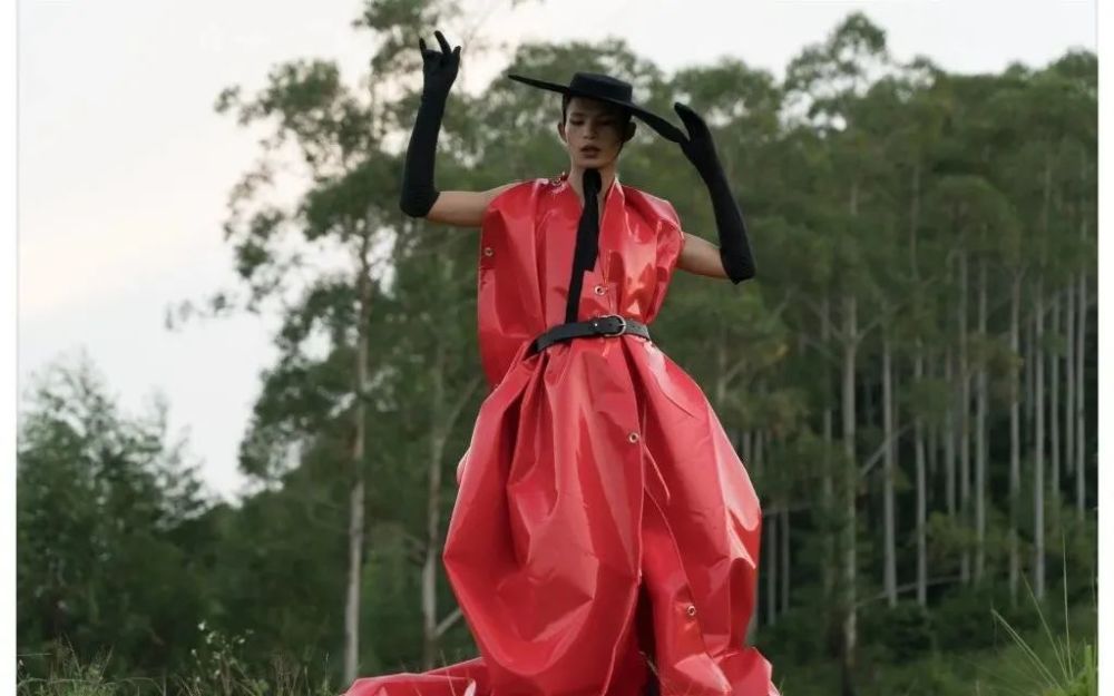 陆仙人:遗落在乡间的超模,靠穿废品走向国际,他的故事不简单