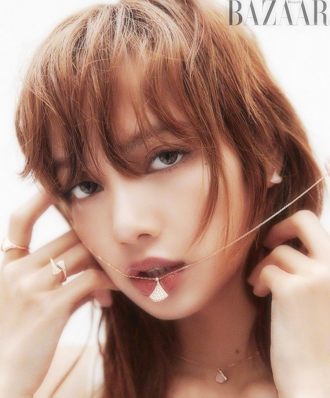 lisa是harpersbazaar六月刊封面,佩戴bvlgari宝格丽珠宝,卷发酷酷