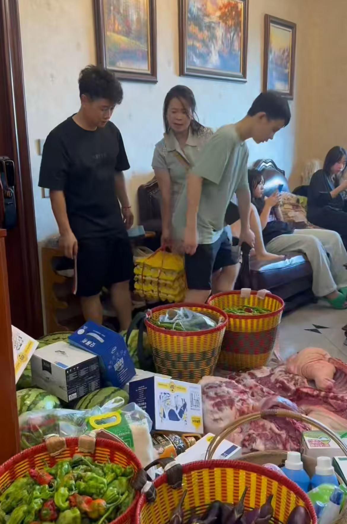姐姐送物资.jpg