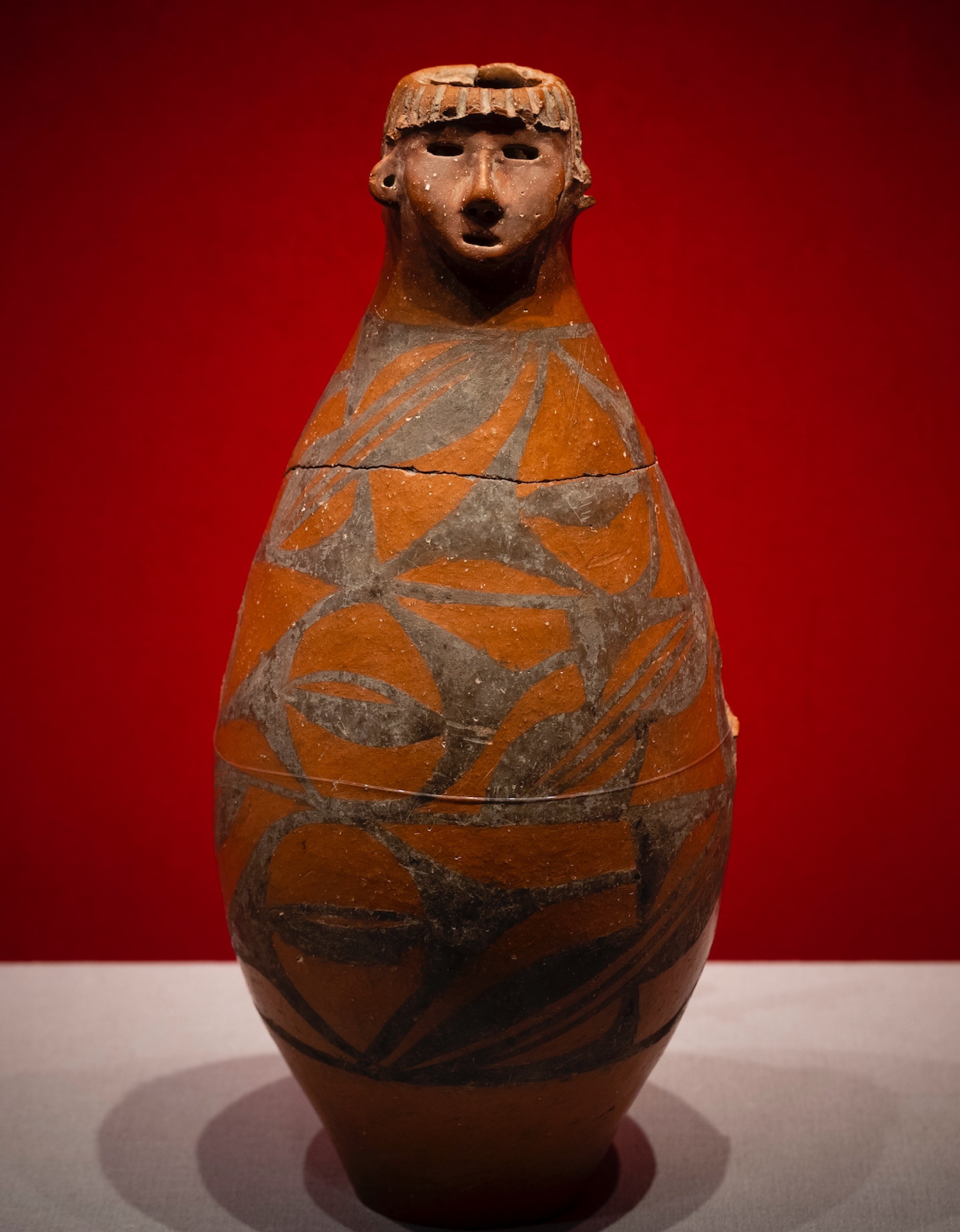 禁止出境文物之"人头形器口彩陶瓶"