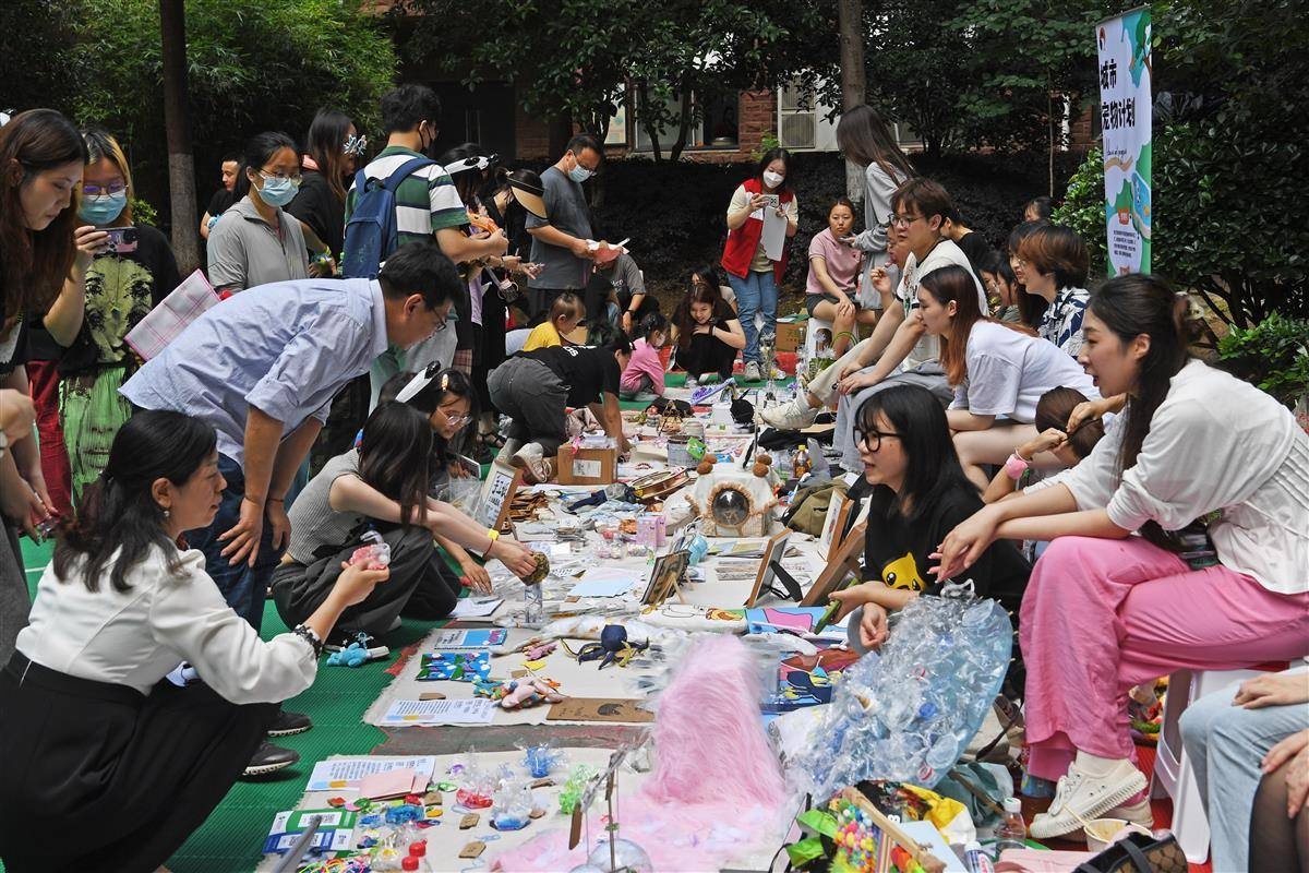 大学生匠心巧手"变废为宝",摆摊义卖践行环保回馈社区