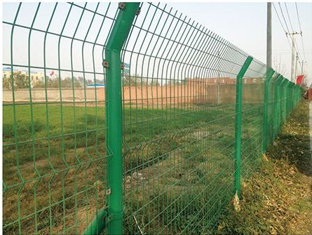 双边丝护栏网 锌钢护栏网施工中