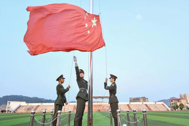 向国旗敬礼:我爱你,中国!