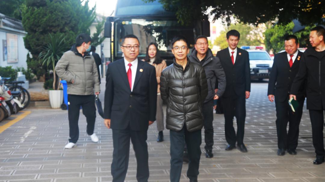 县人大常委会主任马克伟一行到巍山法院调研家事审判工作