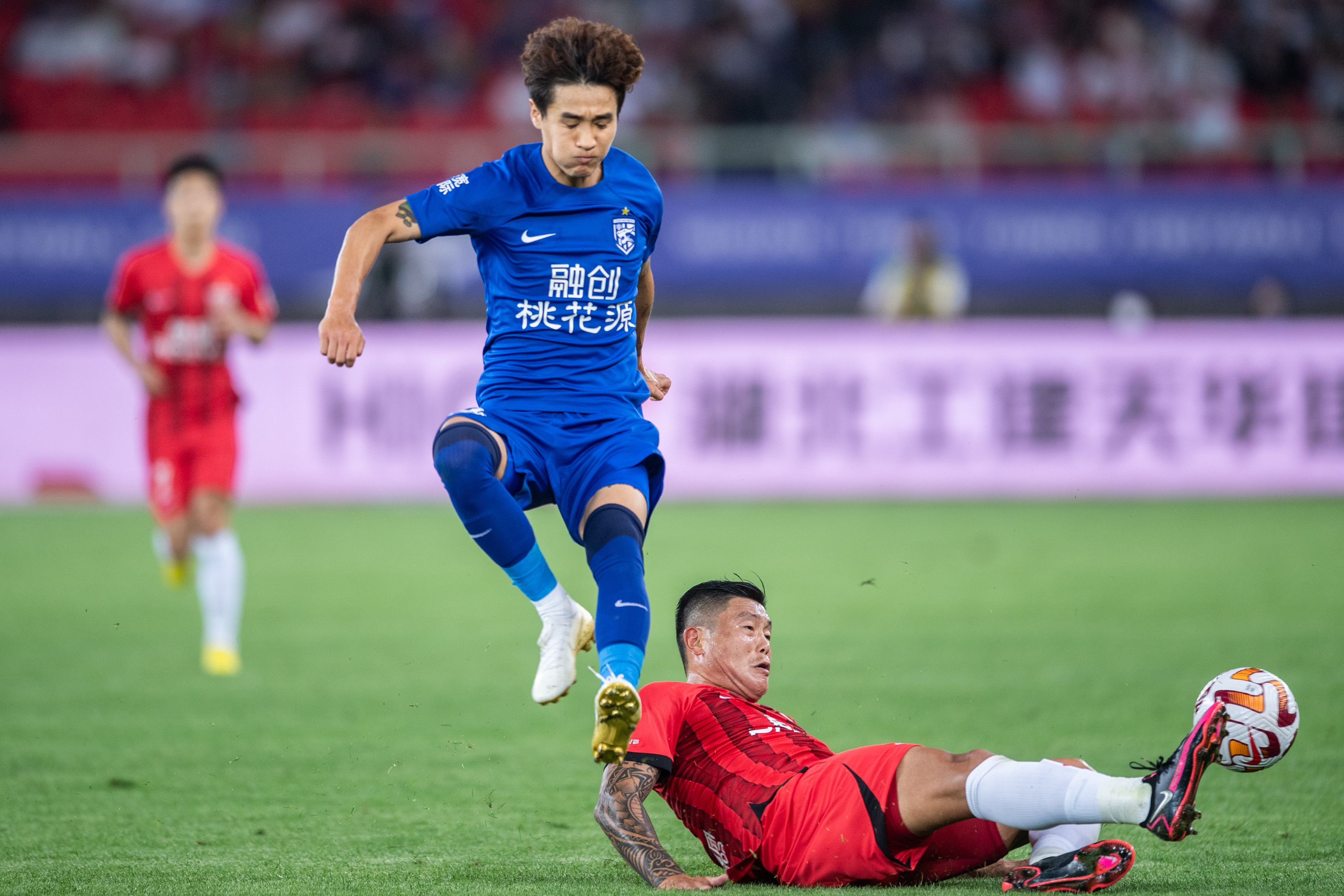 足球——中超:武汉三镇不敌上海海港(2)