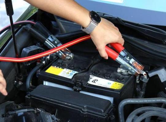 首先,汽车电瓶在没电的情况下,可以通过启动发动机来进行自动充电