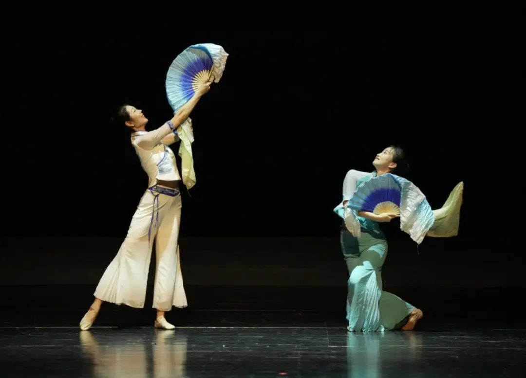 胶州大秧歌"扭红"海内外