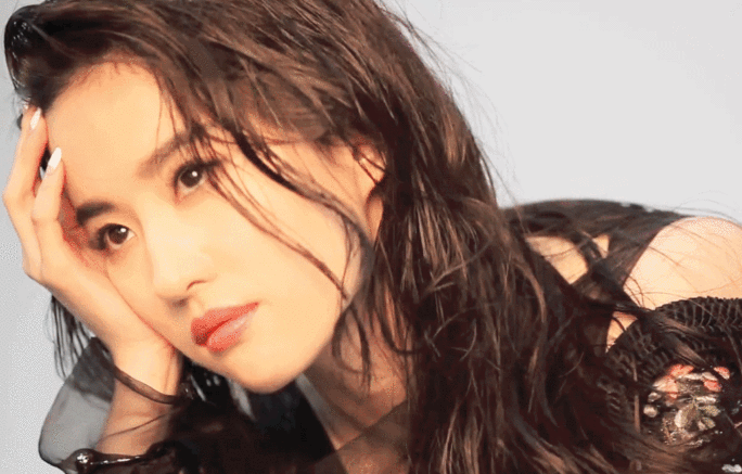 刘亦菲妈妈刘晓莉神仙颜值国家一级演员却为了女儿奉献半生