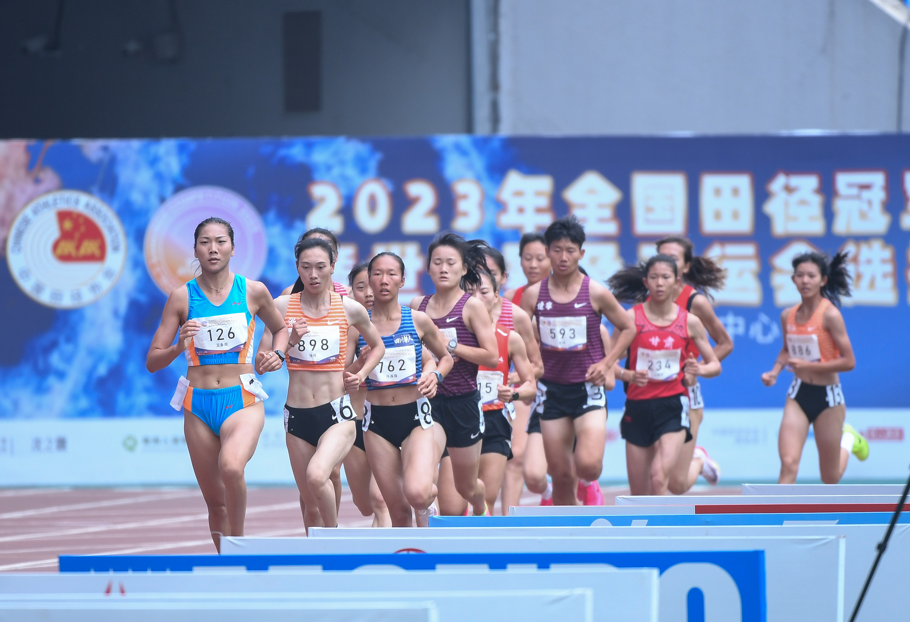 田径——全国冠军赛:安徽选手王春雨夺得女子1500米决赛冠军