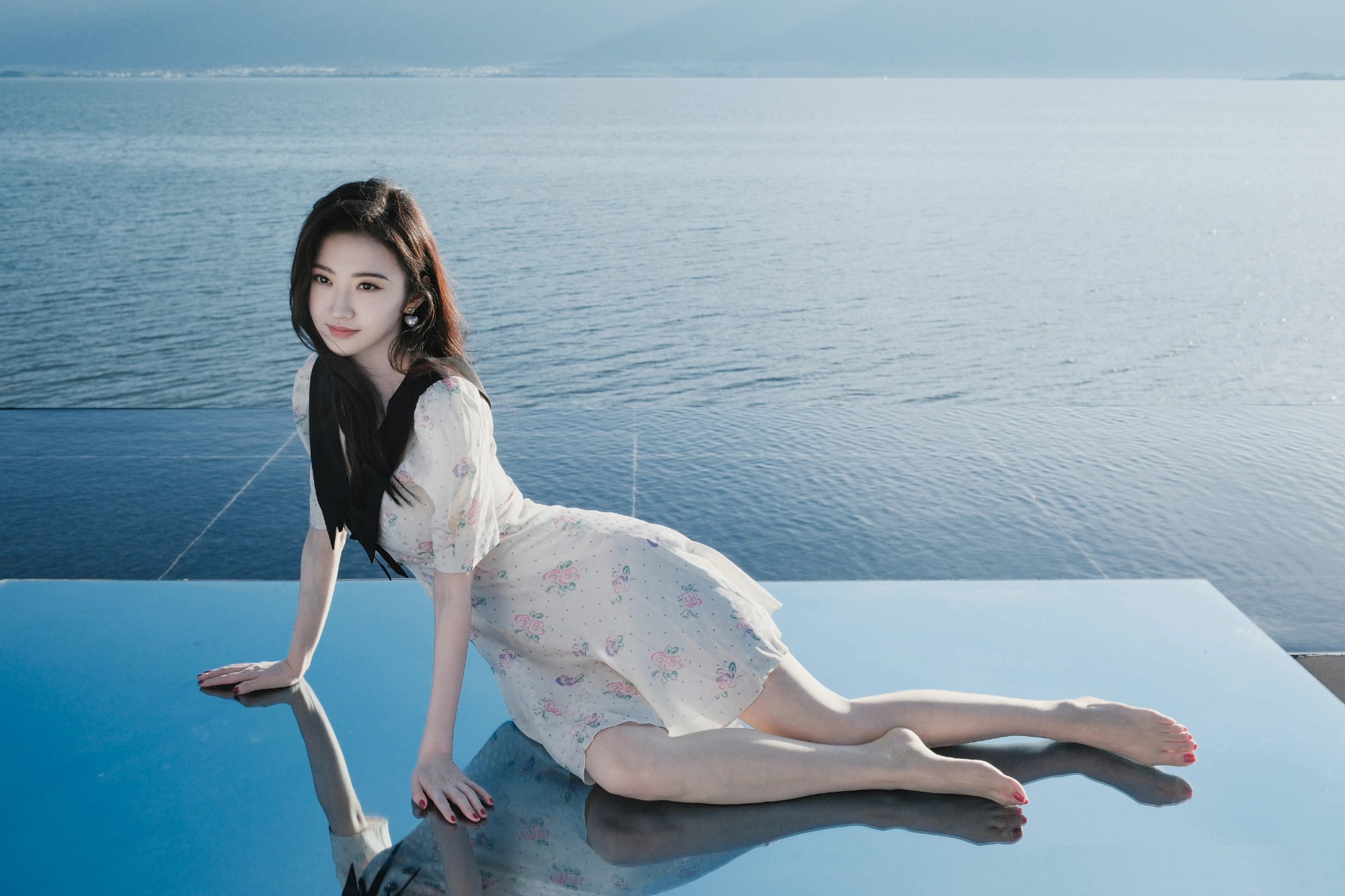 明星写真:景甜白色碎花短裙美拍,肤如凝脂美腿修长尽显好身材