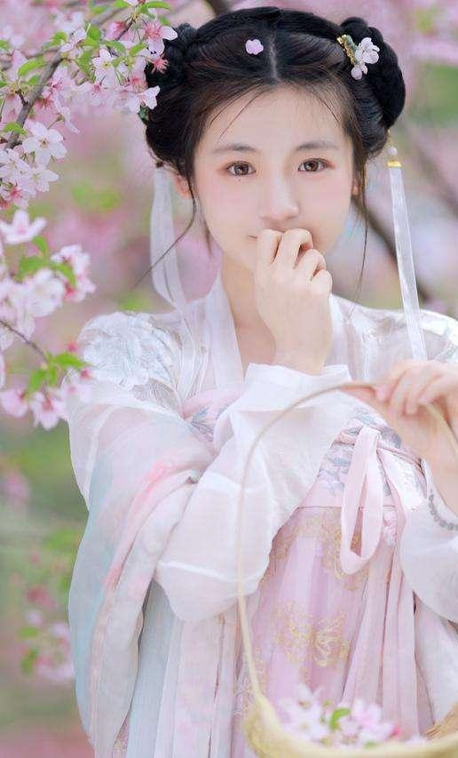 《穿书之女配又娇又软》穿成无脑女配,她却和军人男主生了双胞胎