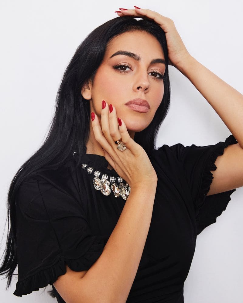 乔治娜怀双胞胎拍时尚杂志,小腹微微隆起,穿紧身裙腰身依旧纤细