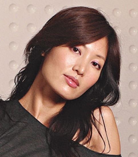 53岁周嘉玲与印度老公聚会!结婚18年夫妻和睦,曾与吴彦祖相恋