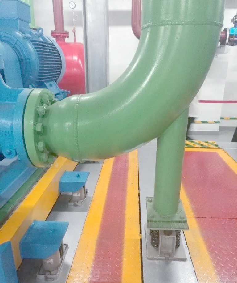 管道承重支架承重支架的设置位置有明确规定:在最低层必须设置一个